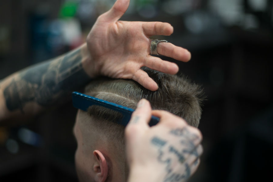 Copertina del blog post "Anatomia del capello": nell'immagine un uomo intento a farsi tagliare i capelli