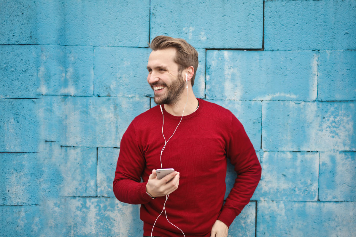 Copertina del blog post "Anatomia del capello": nell'immagine un uomo con maglia rossa che ascolta musica